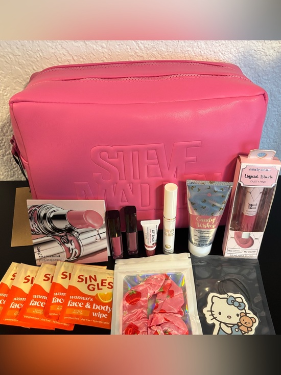 Steve Madden Handbags - Steven Madden Jumbo Wristlet / Cosmetic Bag Beauty Bundle
